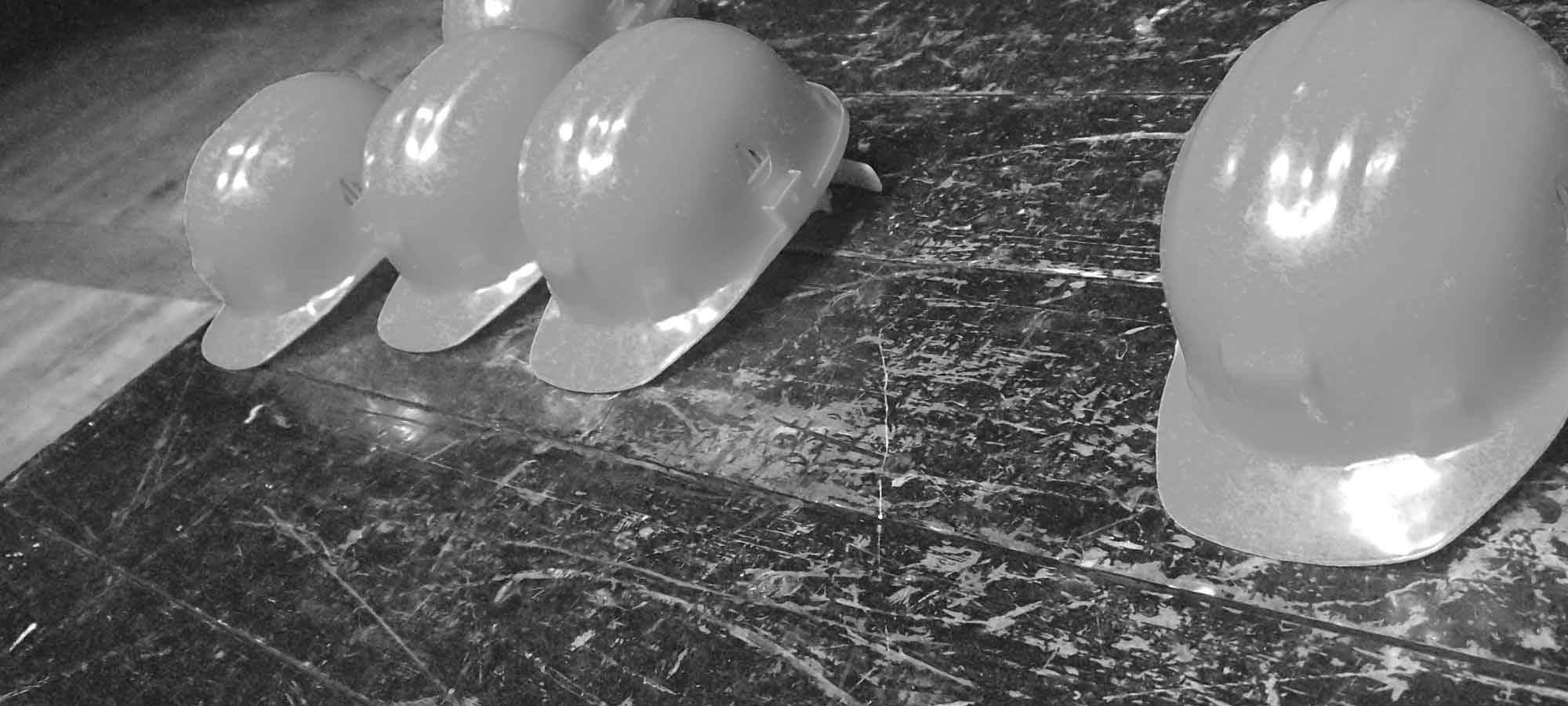 elmetti in cantiere foto bianco e nero